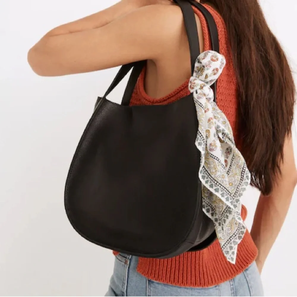 Madewelll The Sydney Shoulder Bag in black